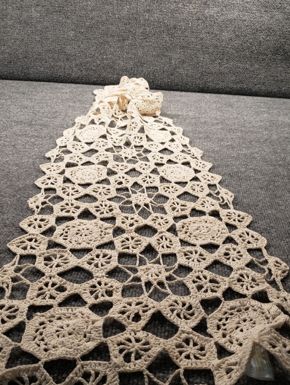 Vintage Country Living Crocheted Table Runner Floral Pattern  Cotton Ivory